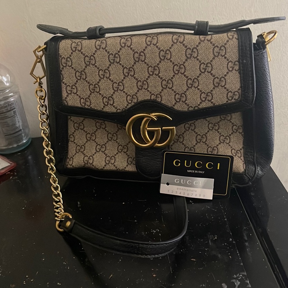 It’s a Gucci purse it’s like new ready never used just put away no need for it